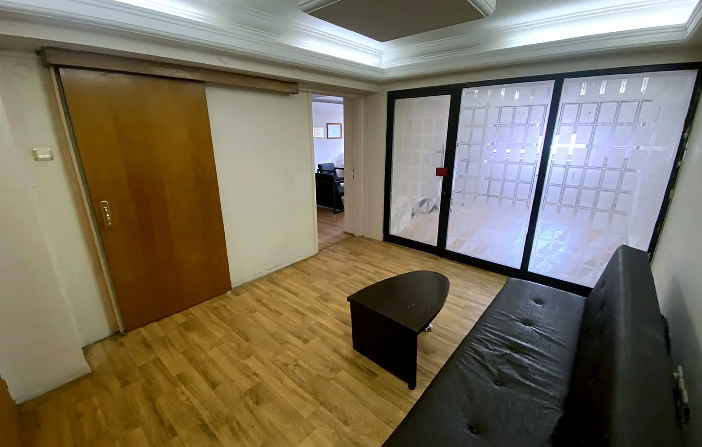 Bekleme alanı ve büro girişi
